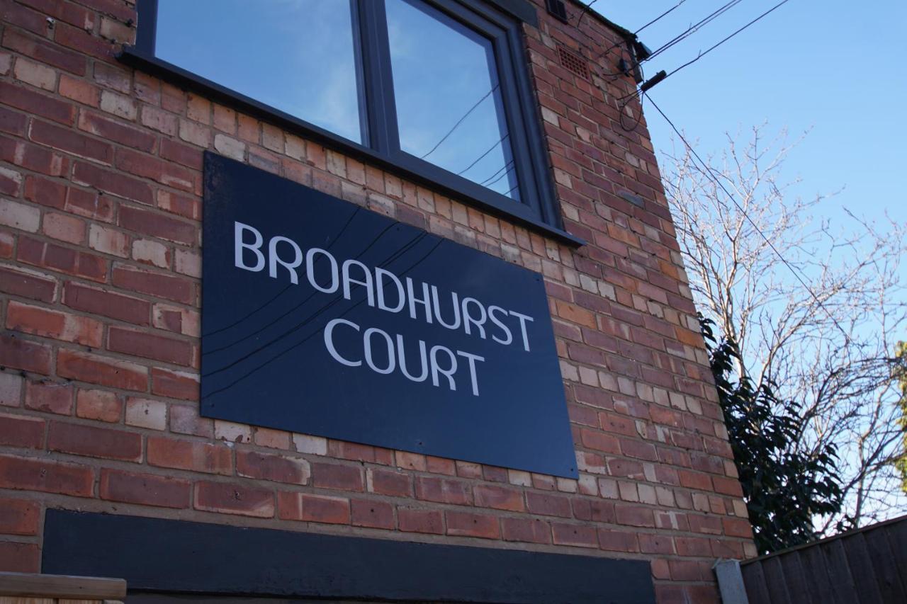 Air Host And Stay - Apartment 5 Broadhurst Court Sleeps 6 Minutes From Town Centre Стокпорт Экстерьер фото
