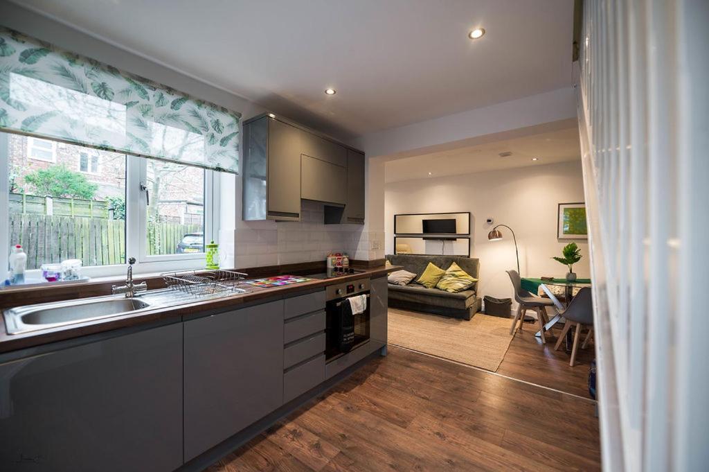 Air Host And Stay - Apartment 5 Broadhurst Court Sleeps 6 Minutes From Town Centre Стокпорт Экстерьер фото