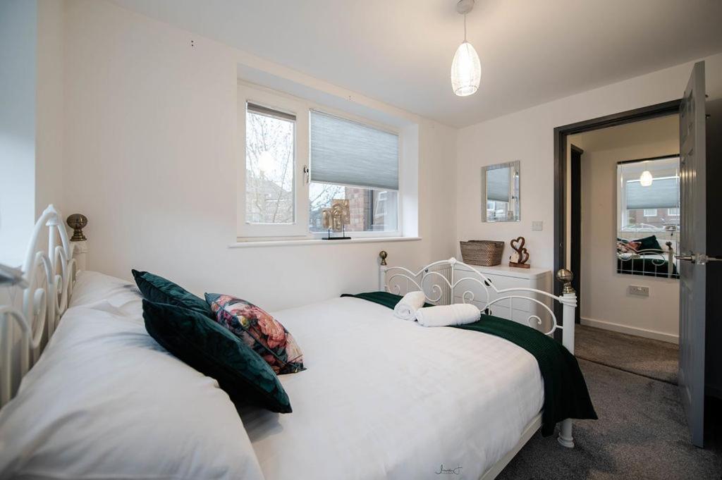 Air Host And Stay - Apartment 5 Broadhurst Court Sleeps 6 Minutes From Town Centre Стокпорт Экстерьер фото
