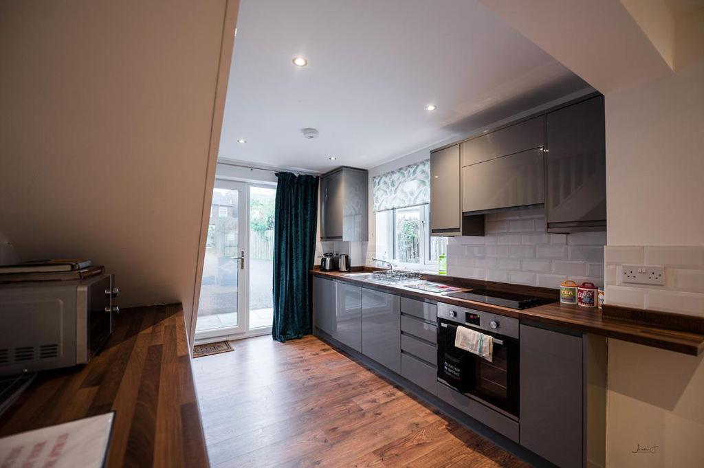 Air Host And Stay - Apartment 5 Broadhurst Court Sleeps 6 Minutes From Town Centre Стокпорт Экстерьер фото