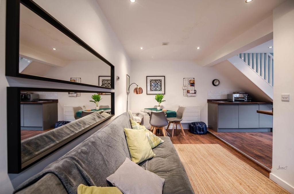 Air Host And Stay - Apartment 5 Broadhurst Court Sleeps 6 Minutes From Town Centre Стокпорт Экстерьер фото