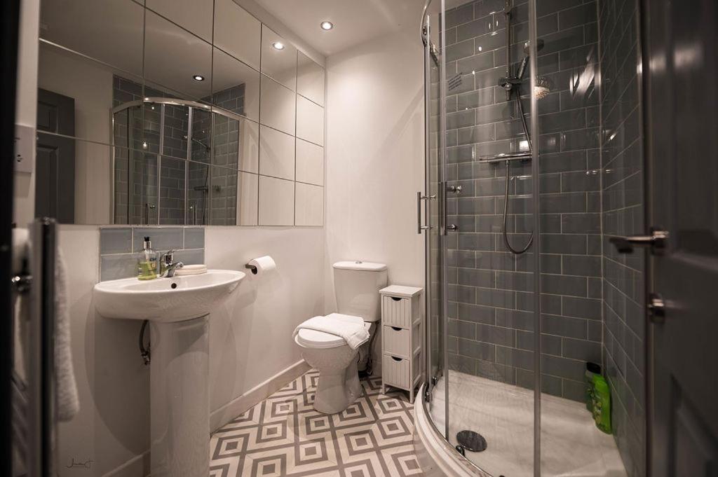 Air Host And Stay - Apartment 5 Broadhurst Court Sleeps 6 Minutes From Town Centre Стокпорт Экстерьер фото
