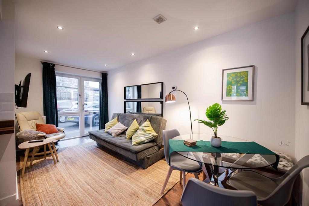 Air Host And Stay - Apartment 5 Broadhurst Court Sleeps 6 Minutes From Town Centre Стокпорт Экстерьер фото