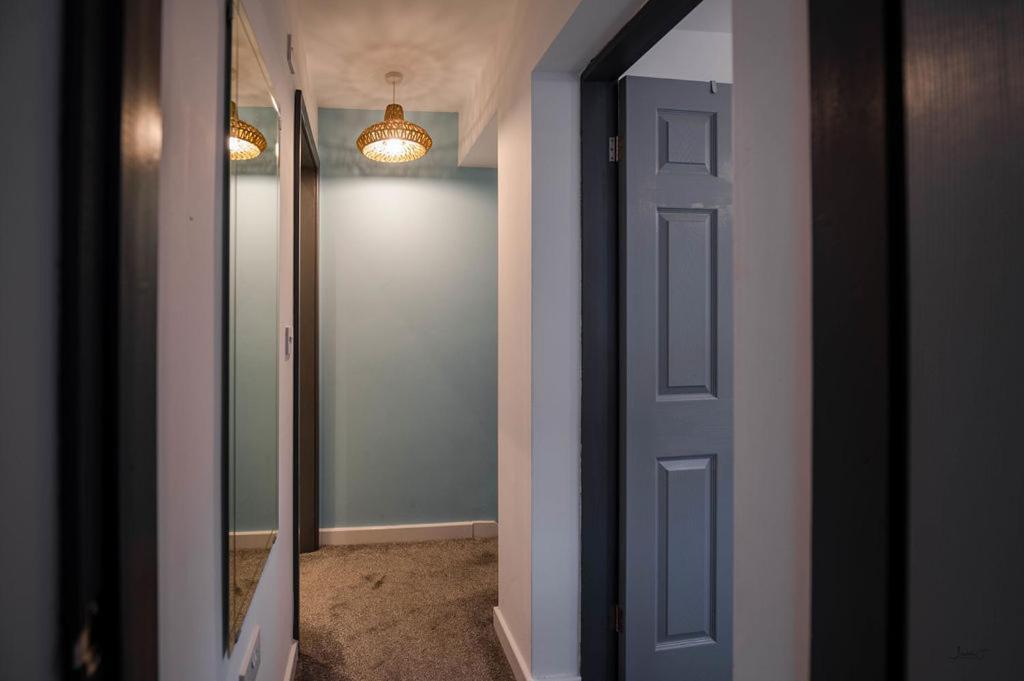 Air Host And Stay - Apartment 5 Broadhurst Court Sleeps 6 Minutes From Town Centre Стокпорт Экстерьер фото