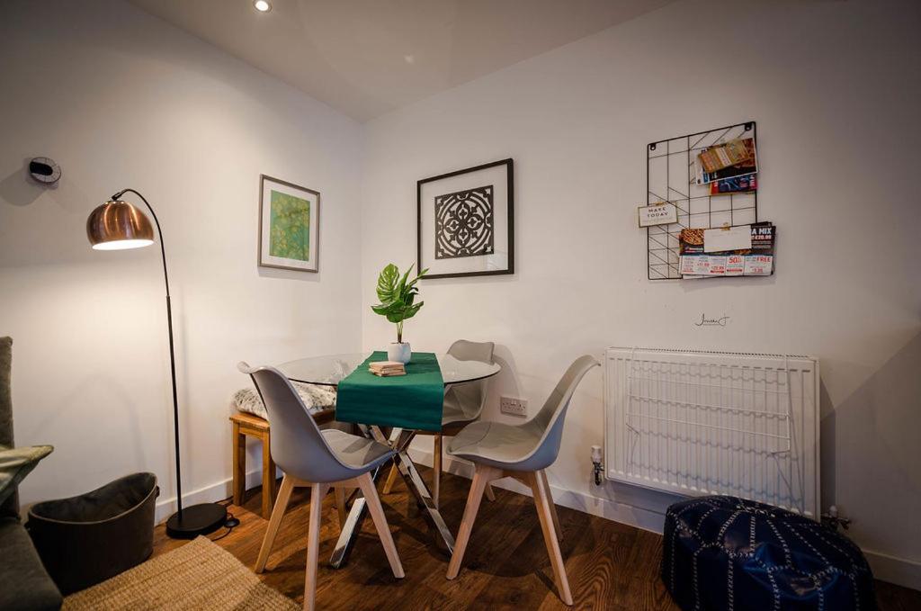 Air Host And Stay - Apartment 5 Broadhurst Court Sleeps 6 Minutes From Town Centre Стокпорт Экстерьер фото