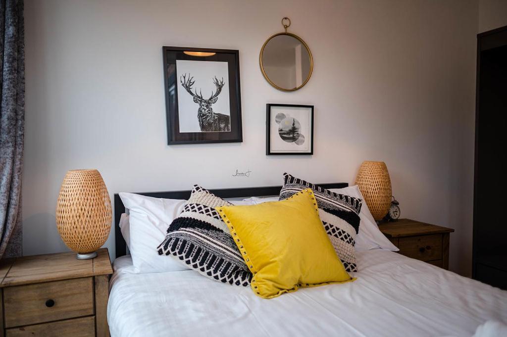 Air Host And Stay - Apartment 5 Broadhurst Court Sleeps 6 Minutes From Town Centre Стокпорт Экстерьер фото