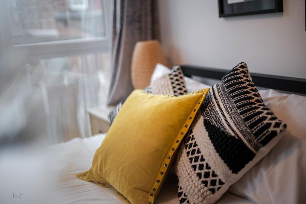 Air Host And Stay - Apartment 5 Broadhurst Court Sleeps 6 Minutes From Town Centre Стокпорт Экстерьер фото