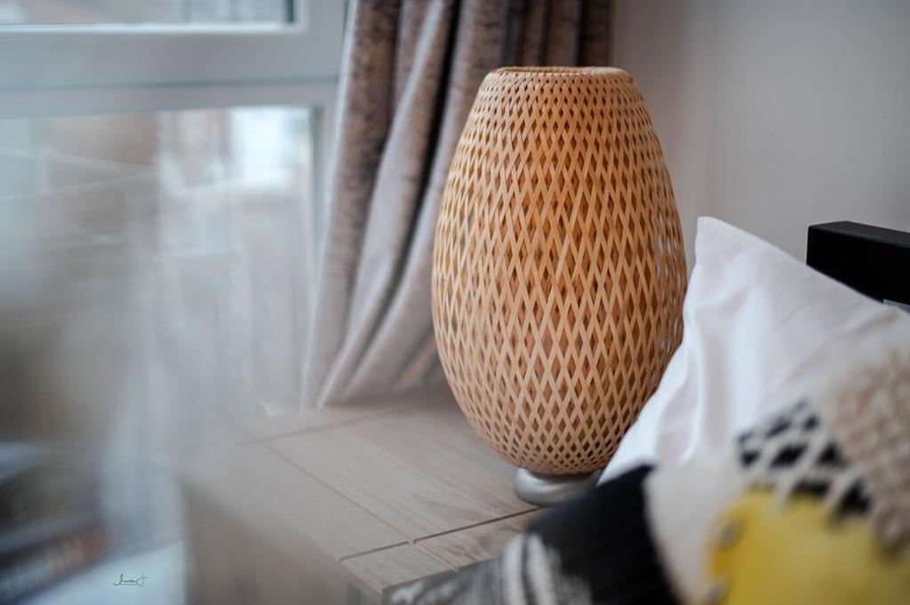 Air Host And Stay - Apartment 5 Broadhurst Court Sleeps 6 Minutes From Town Centre Стокпорт Экстерьер фото