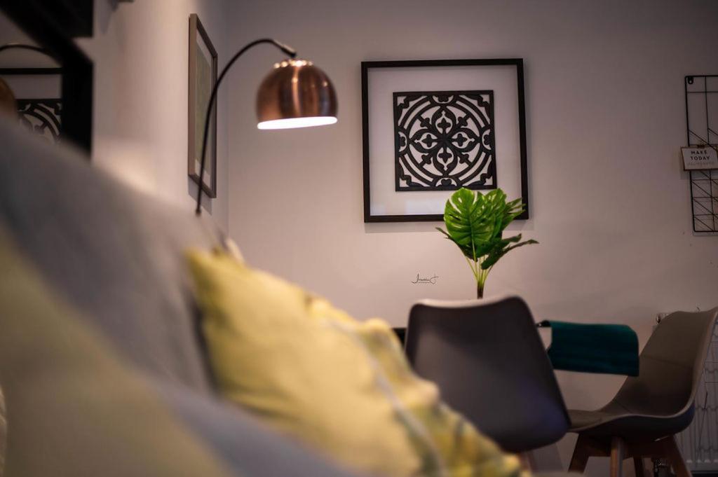 Air Host And Stay - Apartment 5 Broadhurst Court Sleeps 6 Minutes From Town Centre Стокпорт Экстерьер фото