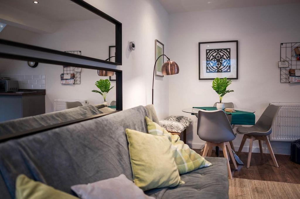 Air Host And Stay - Apartment 5 Broadhurst Court Sleeps 6 Minutes From Town Centre Стокпорт Экстерьер фото